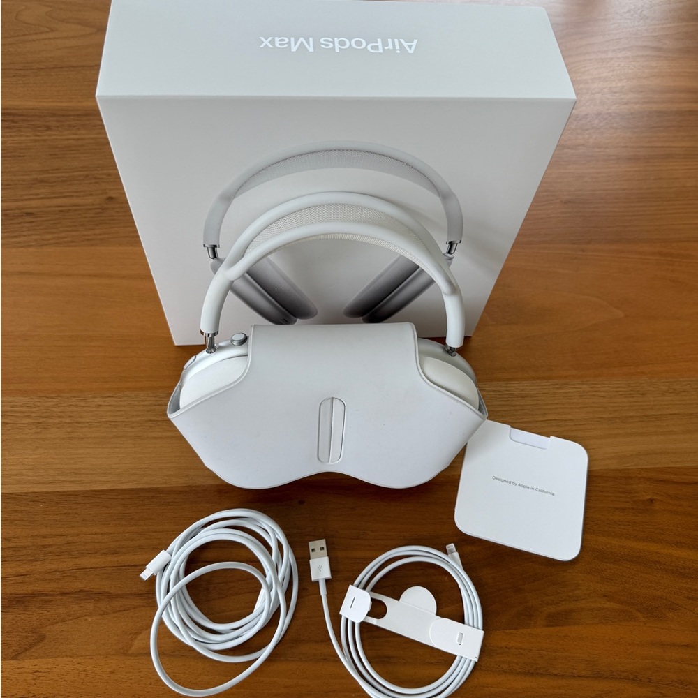 Apple AirPods Max in Elegant White
